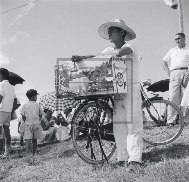 沖縄/アイスキャンディー売りと自転車 1950年代 昭和期 | 幕末・明治・大正絵葉書と写真の資料室-イマジンネット画廊-